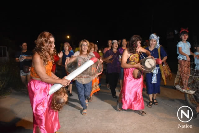 ชาวลับแล แห่คนชื่อ "แมว" ขอฝน