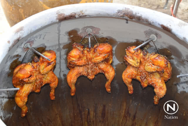 หนุ่มเมืองพิชัย เปิดสูตร "ไก่สมุนไพรอบโอ่งมังกร"