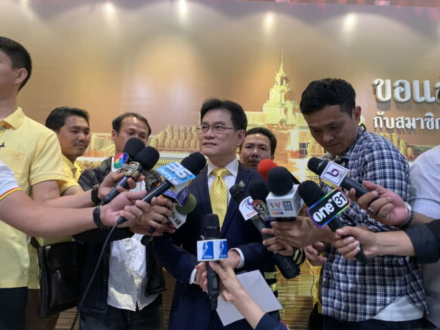 "จุรินทร์ "ปัดตอบ ร่วม-ไม่ร่วม รัฐบาล บอก นับหนึ่งได้หลังมีกก.บห.ชุดใหม่