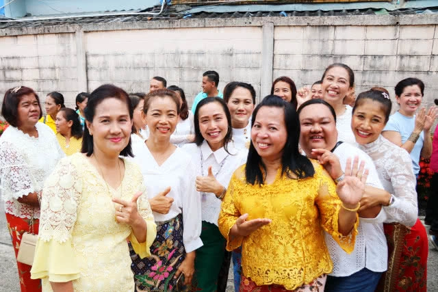 นักธุรกิจหนุ่มใหญ่บริจาคซองในงานบวช ให้รพ.พังงา