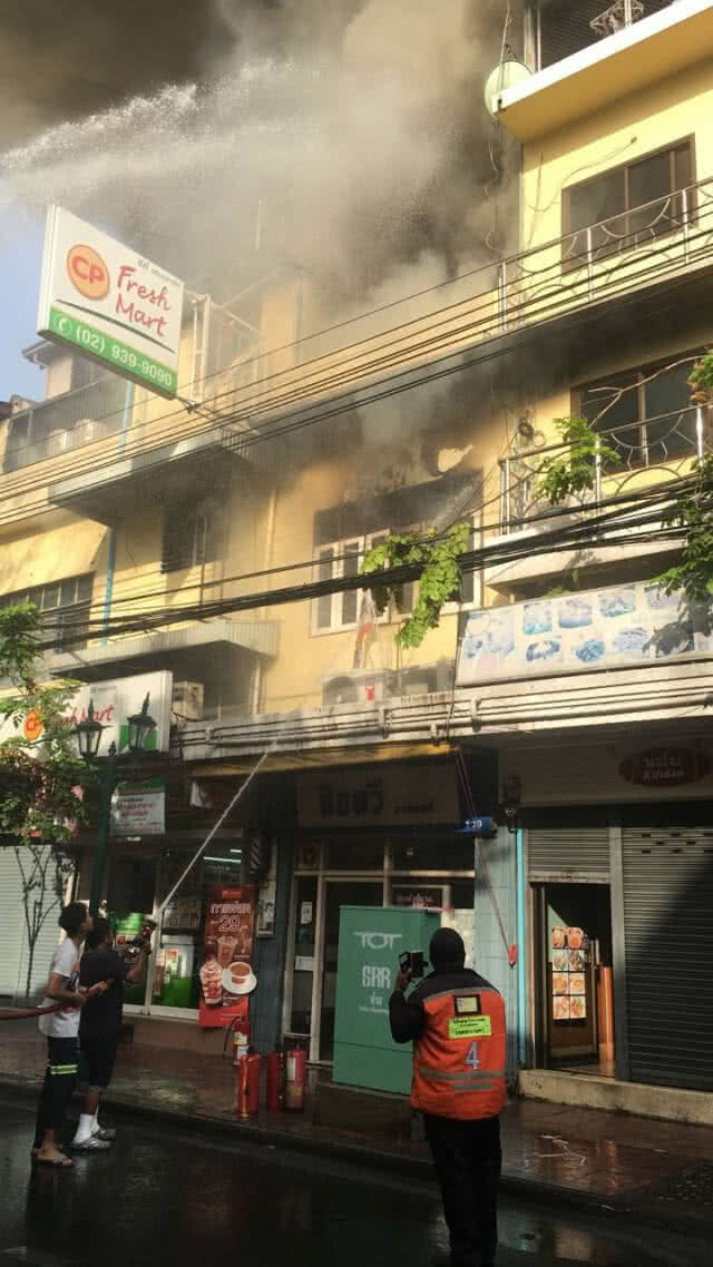 ไฟไหม้ร้านตัดผม ย่านถนนดินสอ