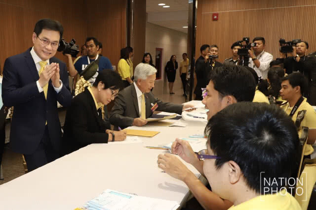 "จุรินทร์ "ปัดตอบ ร่วม-ไม่ร่วม รัฐบาล บอก นับหนึ่งได้หลังมีกก.บห.ชุดใหม่