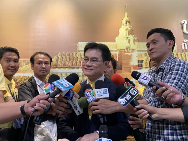 "จุรินทร์ "ปัดตอบ ร่วม-ไม่ร่วม รัฐบาล บอก นับหนึ่งได้หลังมีกก.บห.ชุดใหม่