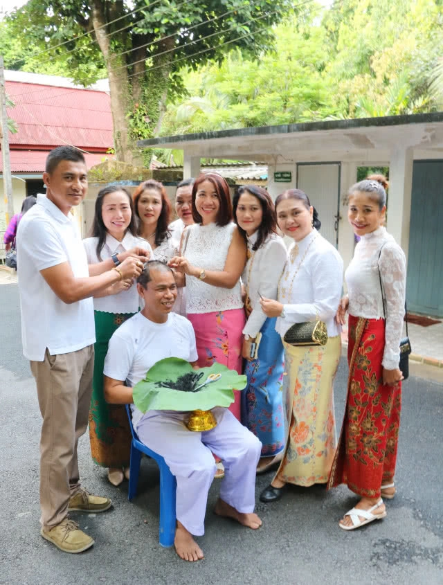 นักธุรกิจหนุ่มใหญ่บริจาคซองในงานบวช ให้รพ.พังงา