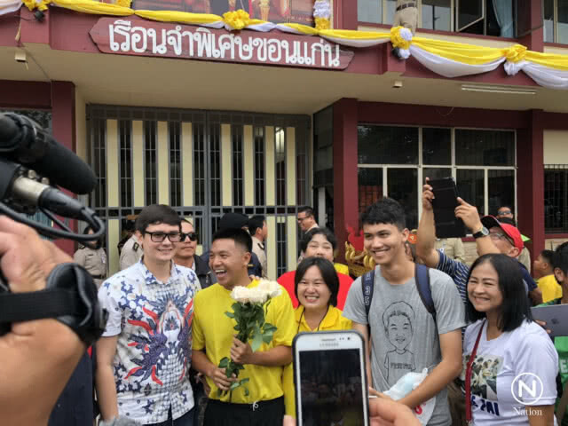 ปล่อยตัว "ไผ่ ดาวดิน" ญาติรอต้อนรับแน่น