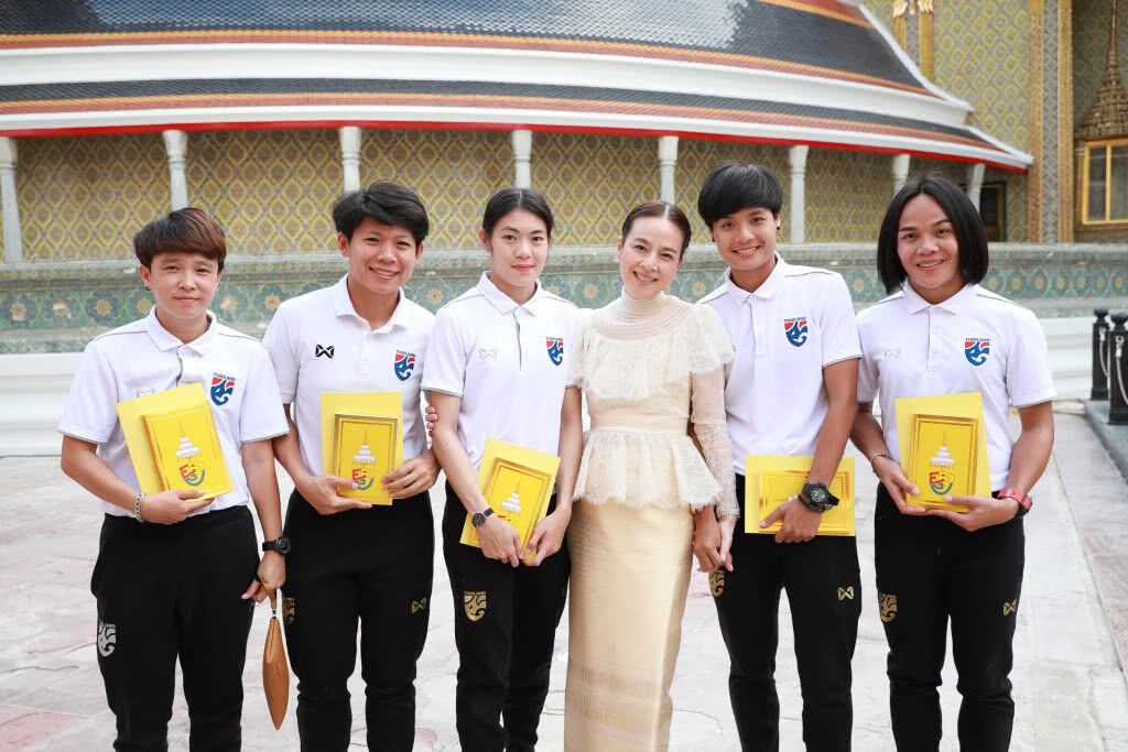 "มาดามแป้ง" นำทัพชบาแก้ว ชุดเตรียมบอลโลก เข้าเฝ้าสมเด็จพระสังฆราช