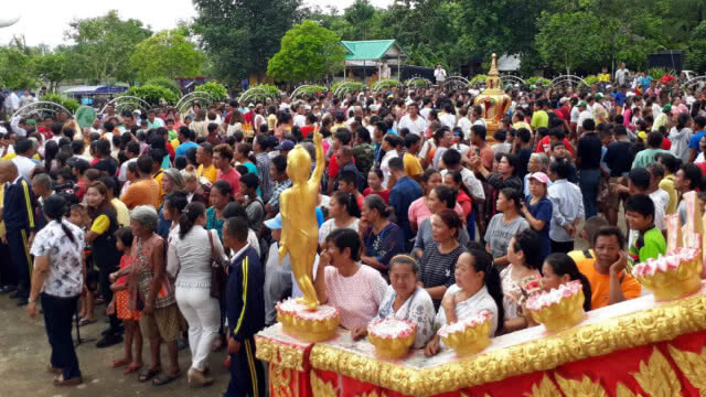 แห่ร่วมงานแน่นวัด โปรยทานงานบวชลูกชายคนเดียว 5 แสนบาท