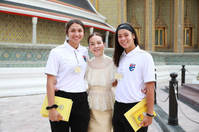 "มาดามแป้ง" นำทัพชบาแก้ว ชุดเตรียมบอลโลก เข้าเฝ้าสมเด็จพระสังฆราช