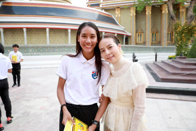 "มาดามแป้ง" นำทัพชบาแก้ว ชุดเตรียมบอลโลก เข้าเฝ้าสมเด็จพระสังฆราช