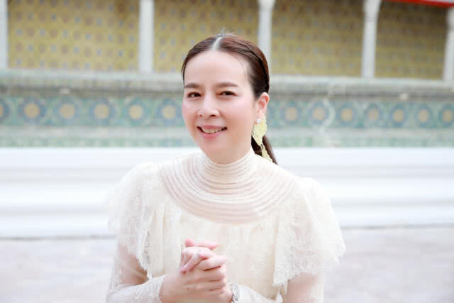 "มาดามแป้ง" นำทัพชบาแก้ว ชุดเตรียมบอลโลก เข้าเฝ้าสมเด็จพระสังฆราช
