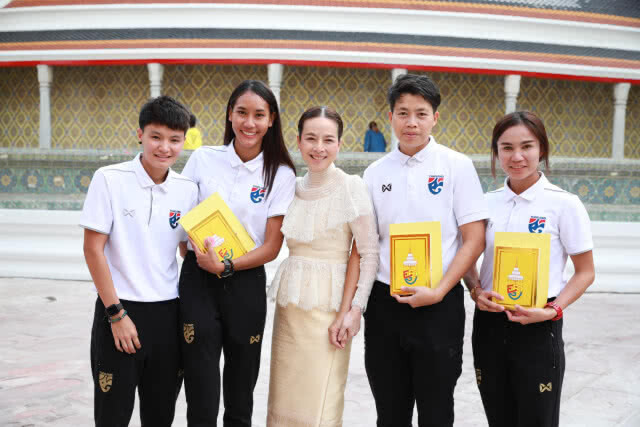 "มาดามแป้ง" นำทัพชบาแก้ว ชุดเตรียมบอลโลก เข้าเฝ้าสมเด็จพระสังฆราช
