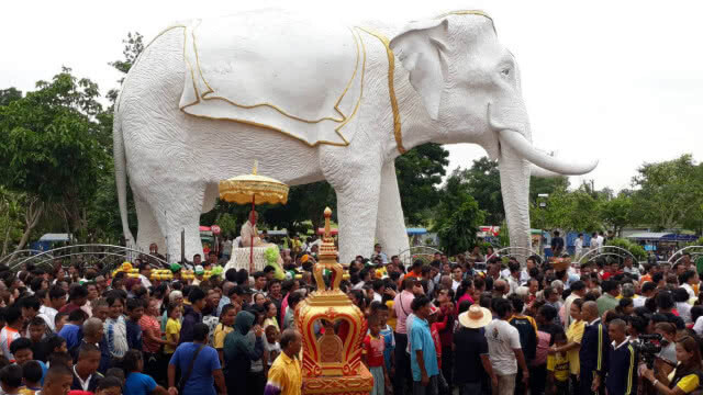 แห่ร่วมงานแน่นวัด โปรยทานงานบวชลูกชายคนเดียว 5 แสนบาท