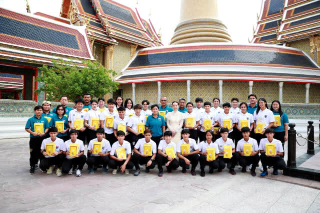 "มาดามแป้ง" นำทัพชบาแก้ว ชุดเตรียมบอลโลก เข้าเฝ้าสมเด็จพระสังฆราช
