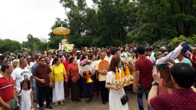 แห่ร่วมงานแน่นวัด โปรยทานงานบวชลูกชายคนเดียว 5 แสนบาท