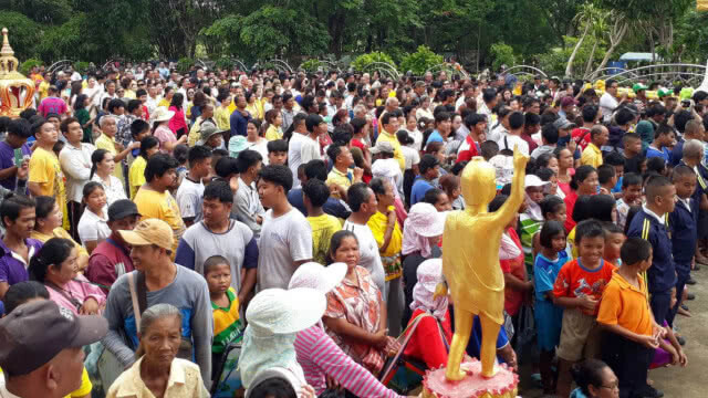 แห่ร่วมงานแน่นวัด โปรยทานงานบวชลูกชายคนเดียว 5 แสนบาท