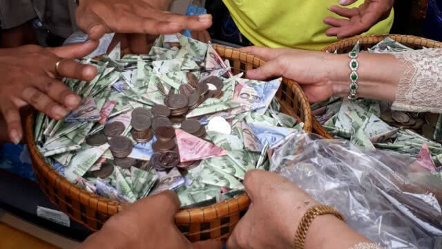 แห่ร่วมงานแน่นวัด โปรยทานงานบวชลูกชายคนเดียว 5 แสนบาท