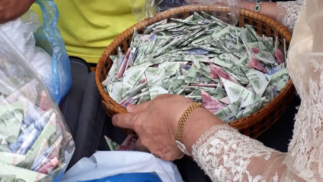 แห่ร่วมงานแน่นวัด โปรยทานงานบวชลูกชายคนเดียว 5 แสนบาท