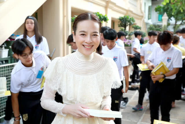 "มาดามแป้ง" นำทัพชบาแก้ว ชุดเตรียมบอลโลก เข้าเฝ้าสมเด็จพระสังฆราช