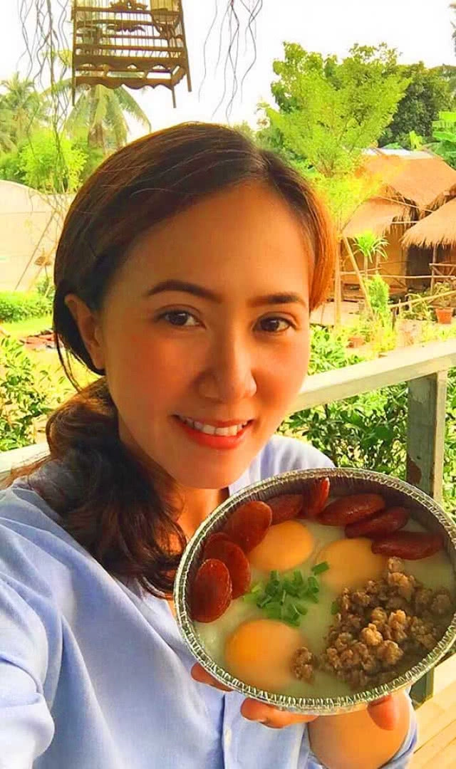 โรงเรือนสีขาว ต้นไม้สีเขียว มุมพักผ่อนชิลล์ๆ ธรรมชาติกับ SP ฟาร์มสเตย์ เพชรบูรณ์