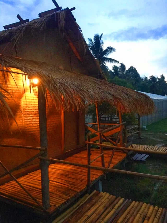 โรงเรือนสีขาว ต้นไม้สีเขียว มุมพักผ่อนชิลล์ๆ ธรรมชาติกับ SP ฟาร์มสเตย์ เพชรบูรณ์