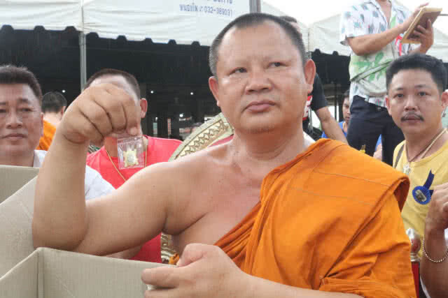 คนแห่รับเหรียญเต่ามังกรทองรุ่น"หลวงปู่หลิว ปณฺณโก"