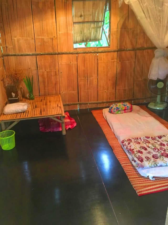 โรงเรือนสีขาว ต้นไม้สีเขียว มุมพักผ่อนชิลล์ๆ ธรรมชาติกับ SP ฟาร์มสเตย์ เพชรบูรณ์