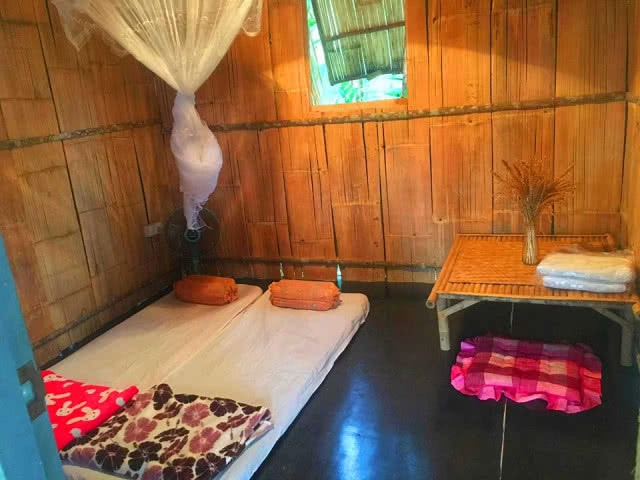 โรงเรือนสีขาว ต้นไม้สีเขียว มุมพักผ่อนชิลล์ๆ ธรรมชาติกับ SP ฟาร์มสเตย์ เพชรบูรณ์