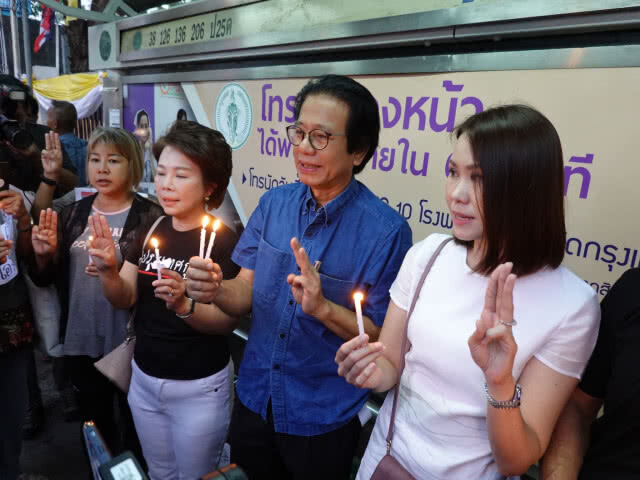 กลุ่มคนอยากเลือกตั้งจุดเทียนวอนหยุดทำร้าย เอกชัย หงษ์กังวาน