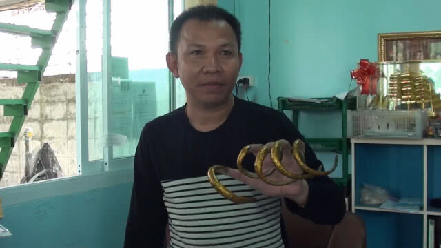 สุดทึ่ง! หนุ่มไว้เล็บยาวเชื่อเสริมดวง