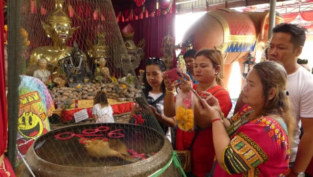 ร่วมพิธียกพ่อแก่ปู่ฤๅษีพรหมเมศ ส่องอ่างน้ำมนต์ขอโชค