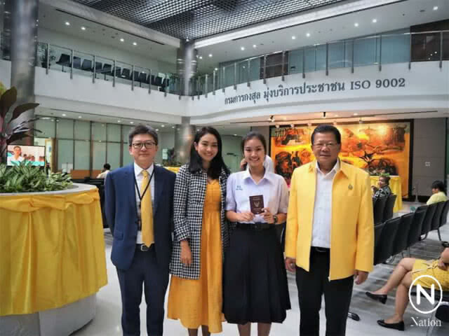 ผวจ.ระนอง นำน้องพลอยทำเอกสารเตรียมเดินทางไปแข่งโครงการวิทย์ที่อเมริกา