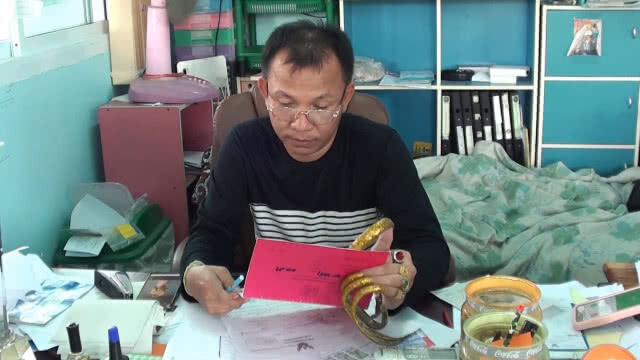 สุดทึ่ง! หนุ่มไว้เล็บยาวเชื่อเสริมดวง