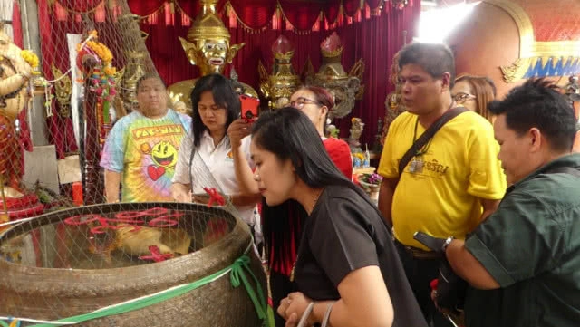 ร่วมพิธียกพ่อแก่ปู่ฤๅษีพรหมเมศ ส่องอ่างน้ำมนต์ขอโชค