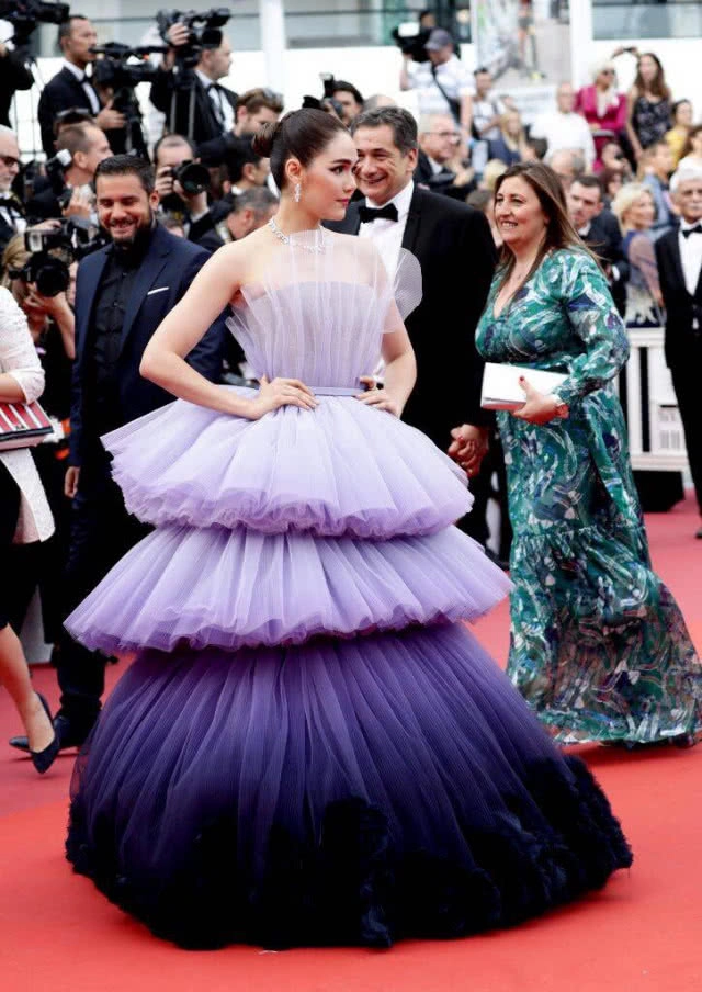 ม่วงมากแม่! "ชมพู่" ยืนหนึ่ง เปิดฉากพรมแดงเมืองคานส์วันแรก