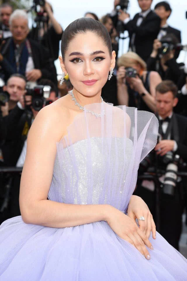 ม่วงมากแม่! "ชมพู่" ยืนหนึ่ง เปิดฉากพรมแดงเมืองคานส์วันแรก