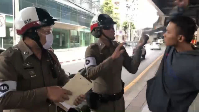 แชร์ว่อน! คลิปหนุ่มหัวร้อน ถูกจับเพราะไม่มีใบขับขี่ - ล่าสุด โดน 4 ข้อหา