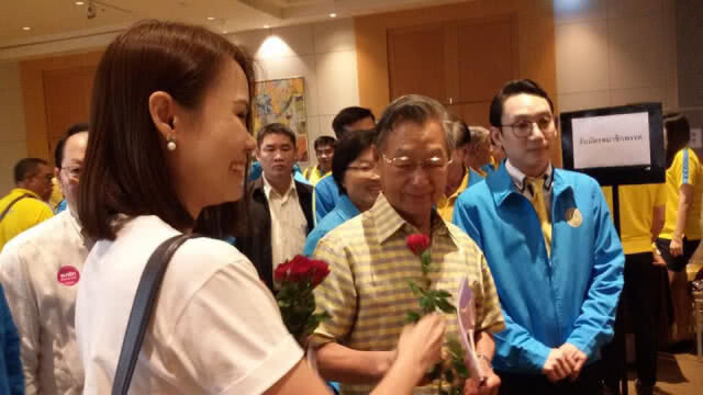 "โบว์ คนอยากเลือกตั้ง" มอบดอกไม้ให้กำลังใจ ประชาธิปัตย์
