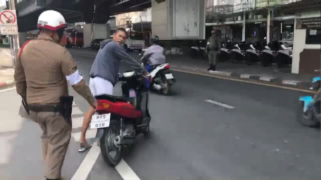 แชร์ว่อน! คลิปหนุ่มหัวร้อน ถูกจับเพราะไม่มีใบขับขี่ - ล่าสุด โดน 4 ข้อหา