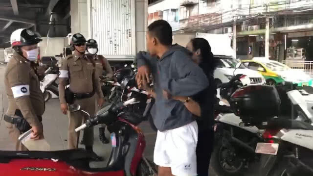 แชร์ว่อน! คลิปหนุ่มหัวร้อน ถูกจับเพราะไม่มีใบขับขี่ - ล่าสุด โดน 4 ข้อหา