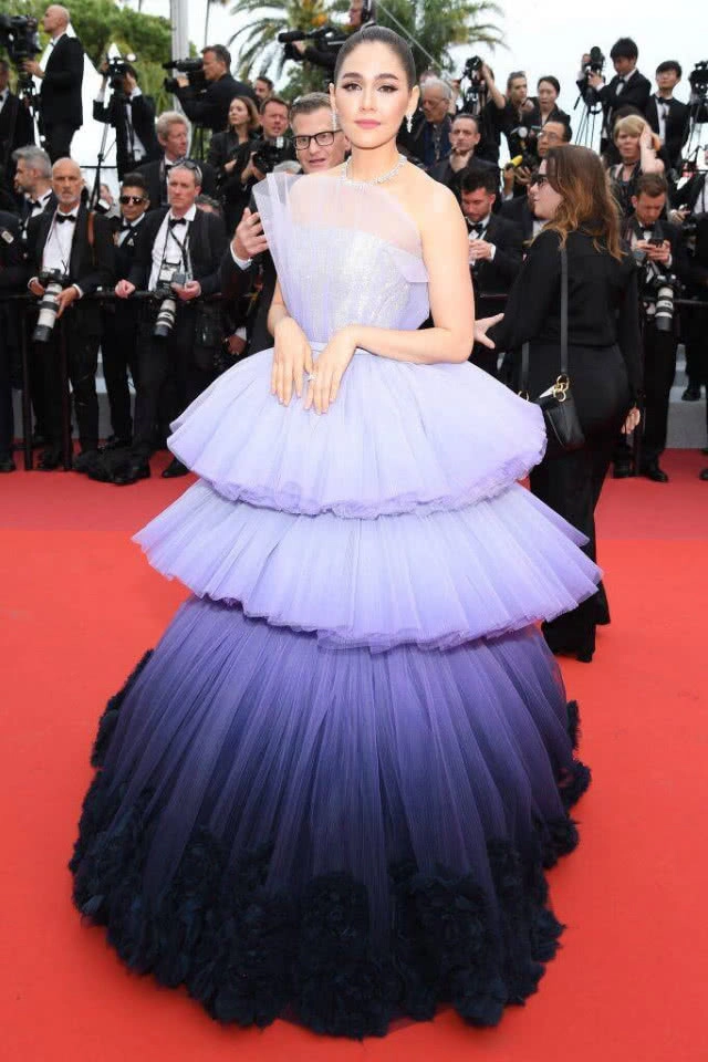 ม่วงมากแม่! "ชมพู่" ยืนหนึ่ง เปิดฉากพรมแดงเมืองคานส์วันแรก