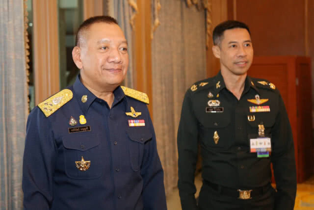 ผบ.เหล่าทัพ งดจ้อการเมือง รอโหวตนายกฯ-ตั้ง รบ. จบก่อน