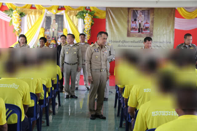 เมืองสองแควปล่อยตัวผู้ต้องขัง 99 คนได้รับพระราชทานอภัยโทษ