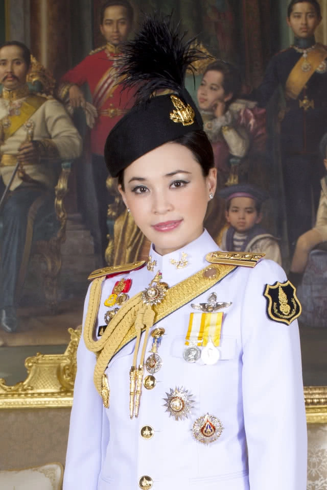 'ในหลวง' พระราชทานพระฉายาลักษณ์ ‘สมเด็จพระนางเจ้าฯ พระบรมราชินี’