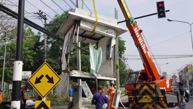 ครูฝึกรด. ซิ่งเก๋งชนป้อมสัญญาณไฟจราจรพังยับ