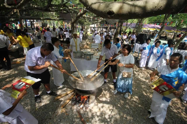 สืบสานประเพณีกวนข้าวทิพย์ วัดตาปะขาวหาย