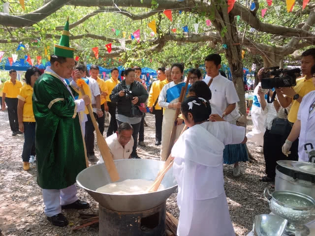 สืบสานประเพณีกวนข้าวทิพย์ วัดตาปะขาวหาย