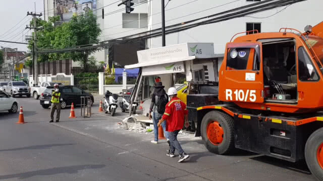ครูฝึกรด. ซิ่งเก๋งชนป้อมสัญญาณไฟจราจรพังยับ
