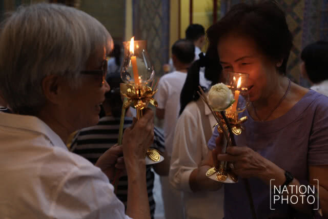 พุทธศาสนิกชน เวียนเทียน ที่วัดราชบพิธสถิตมหาสีมารามราชวรวิหาร