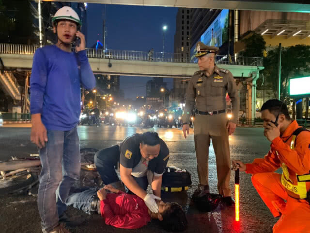 "บิ๊กอวบ" สั่งหยุดรถ ลงช่วยคนเจ็บเหตุรถชน กลางแยกเพลินจิต