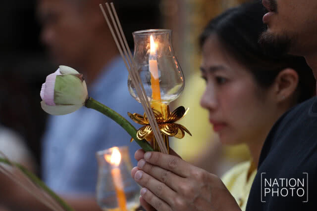 พุทธศาสนิกชน เวียนเทียน ที่วัดราชบพิธสถิตมหาสีมารามราชวรวิหาร